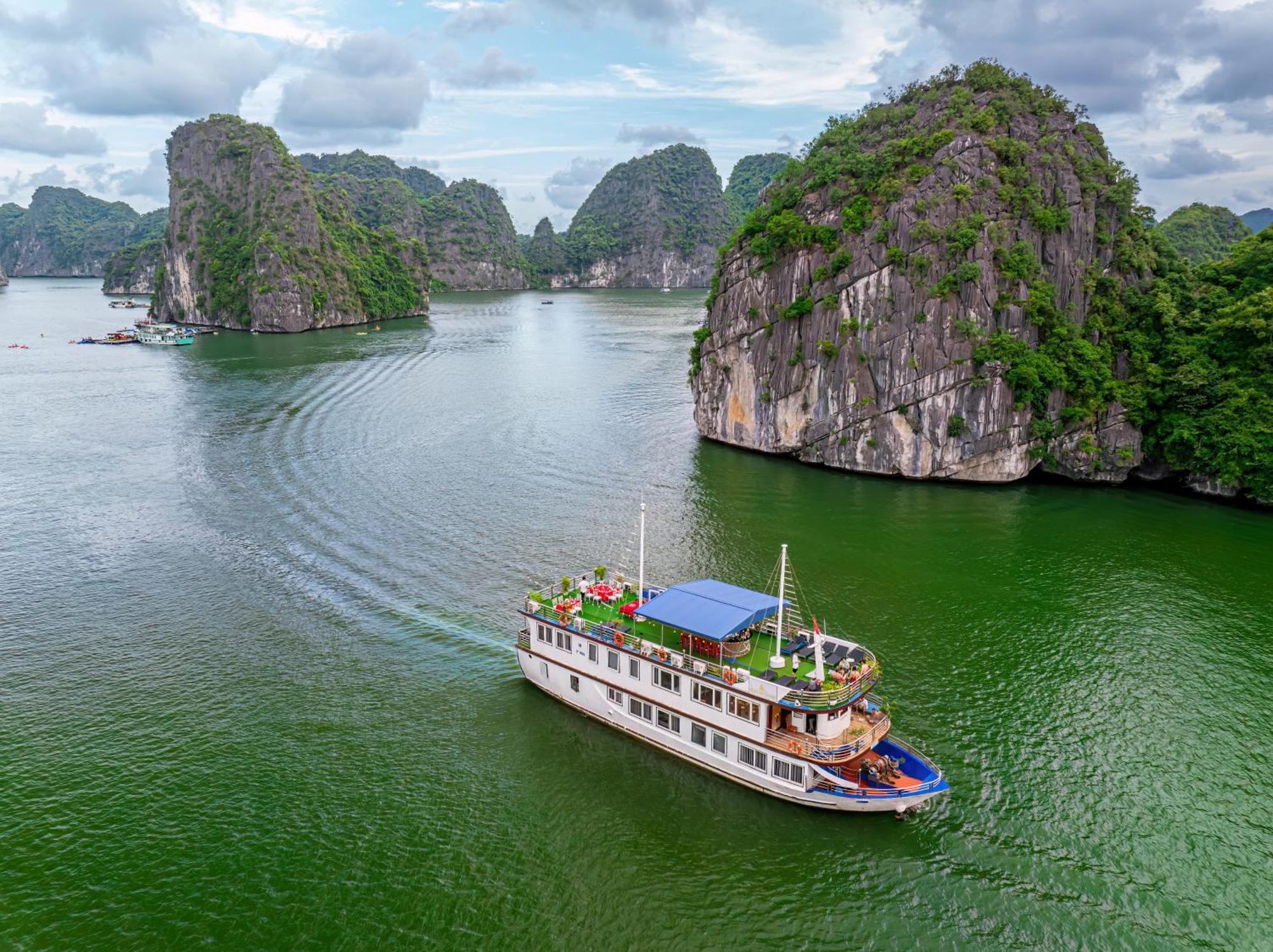 Sunlight Cruise Hotel Ha Long Bagian luar foto