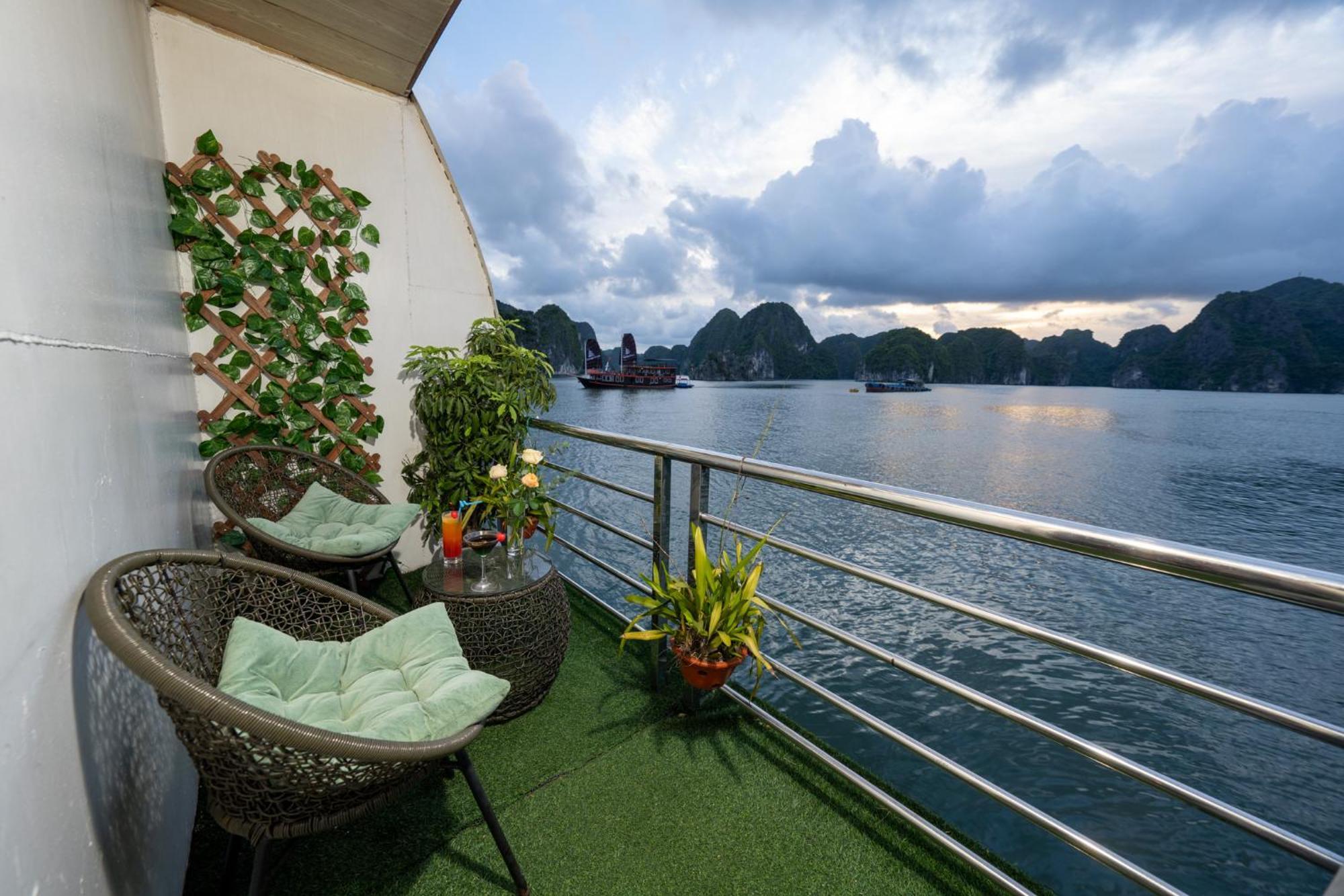 Sunlight Cruise Hotel Ha Long Bagian luar foto