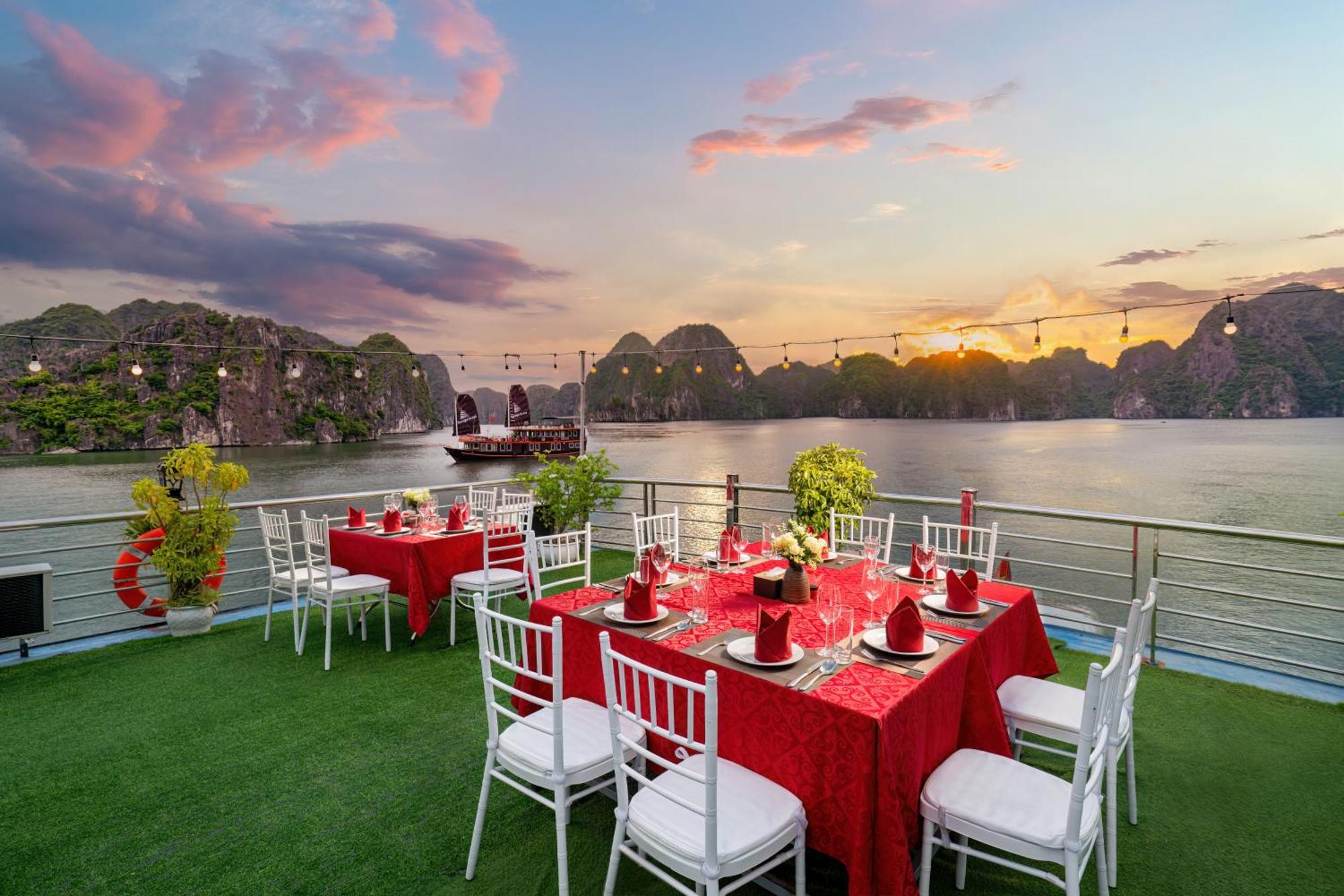 Sunlight Cruise Hotel Ha Long Bagian luar foto