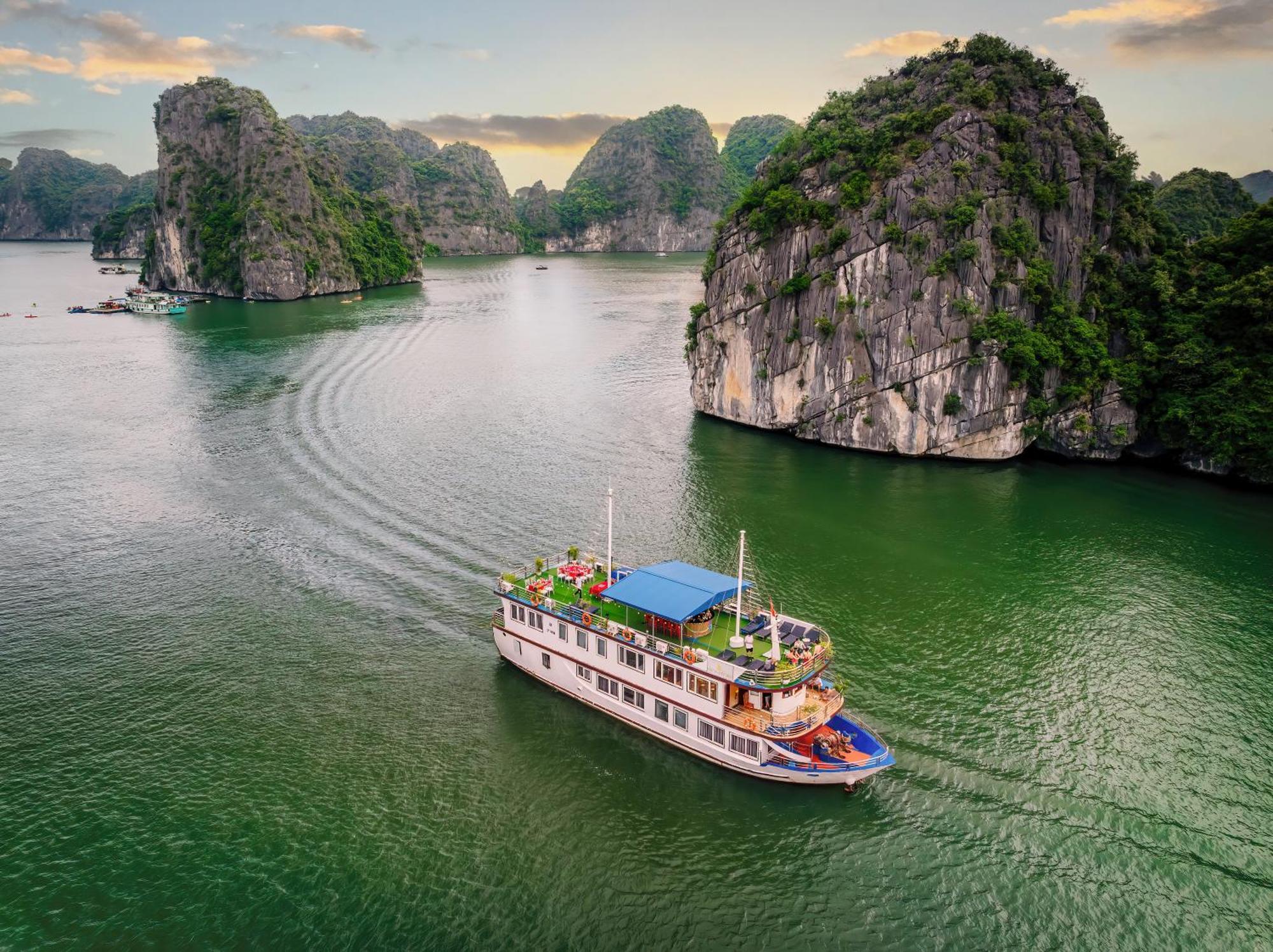Sunlight Cruise Hotel Ha Long Bagian luar foto